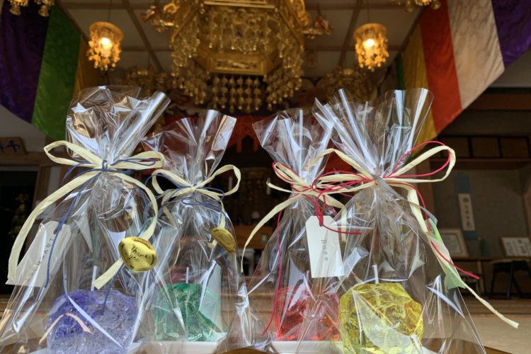 カラフルな寺キャンドルと山梨県甲府市の能満寺本堂