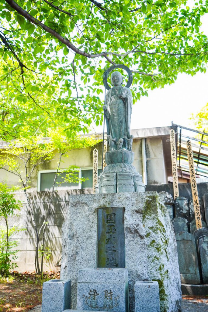 能満寺の境内の水子地蔵(山梨県甲府市)