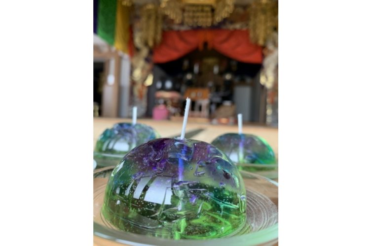 夏らしい緑色の寺キャンドルと山梨県甲府市の能満寺本堂