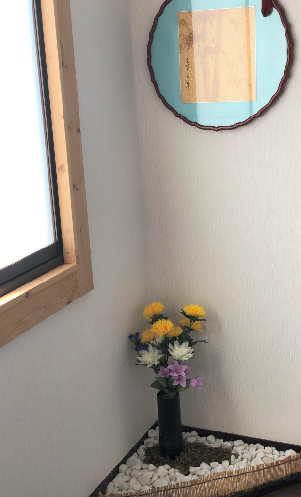 能満寺のお骨安置場所の花(山梨県甲府市)